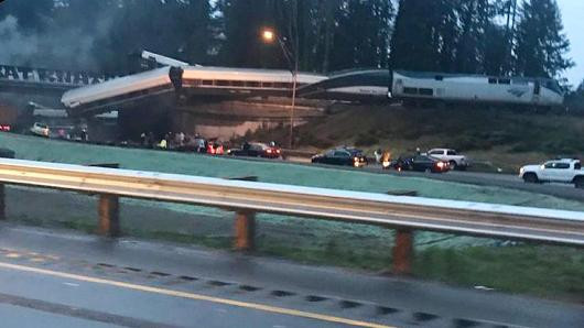 EKTAKTO: Οι πρώτες εικόνες από τον εκτροχιασμό του τρένου στην Ουάσινγκτον (βίντεο)